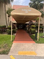 220 Lakeview Dr in Weston, FL - Building Photo