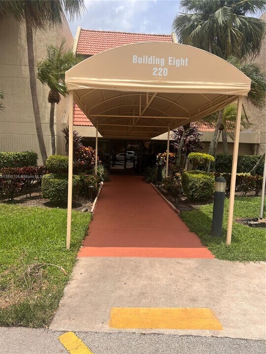 220 Lakeview Dr in Weston, FL - Building Photo