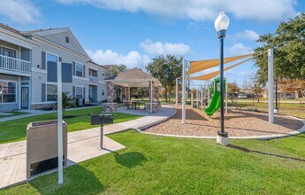 Lakeside Pointe Apartments & Townhomes in Pearland, TX - Building Photo - Building Photo