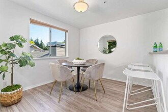 19230 Forest Park Dr NE in Lake Forest Park, WA - Building Photo - Building Photo