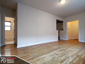 3721 N Pine Grove Ave, Unit 2E in Chicago, IL - Building Photo - Building Photo