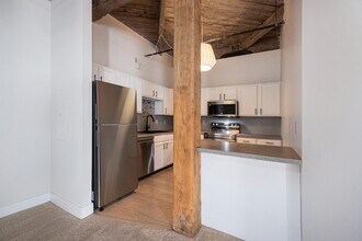 940 Monroe Ave NW in Grand Rapids, MI - Building Photo - Building Photo