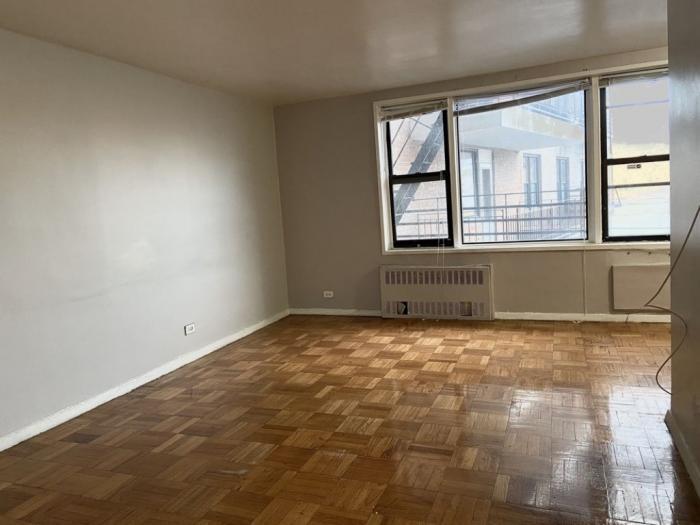 210 W 252nd St in Bronx, NY - Building Photo