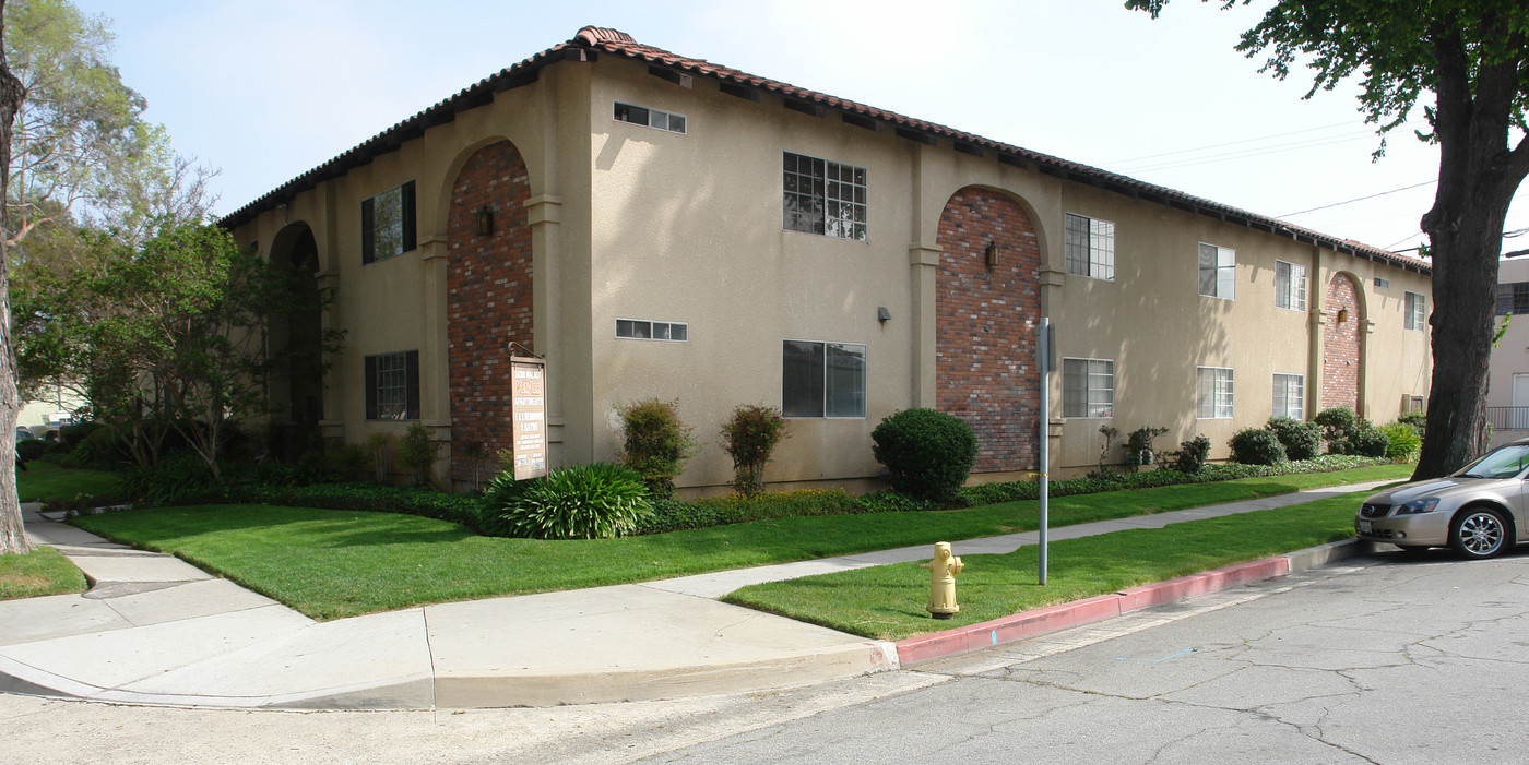 24308 Walnut St in Newhall, CA - Building Photo