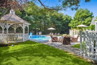 117 Fox Hollow Ln in Southampton, NY - Foto de edificio - Building Photo