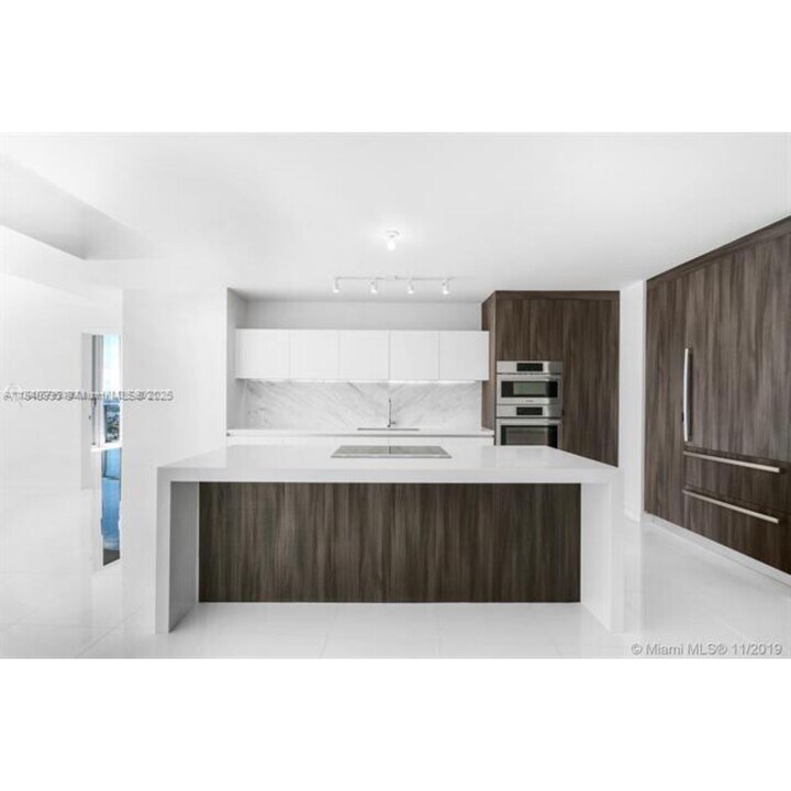 851 NE 1st Ave in Miami, FL - Building Photo