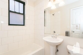 429 W Surf St, Unit 102 in Chicago, IL - Foto de edificio - Building Photo