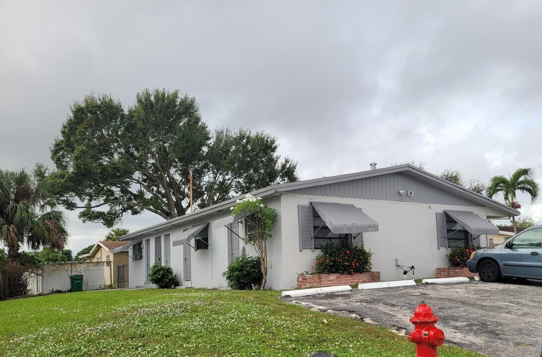 2850 SW 1st St in Fort Lauderdale, FL - Building Photo