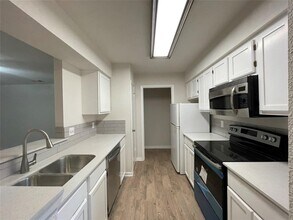 8806 Schick Rd in Austin, TX - Foto de edificio - Building Photo
