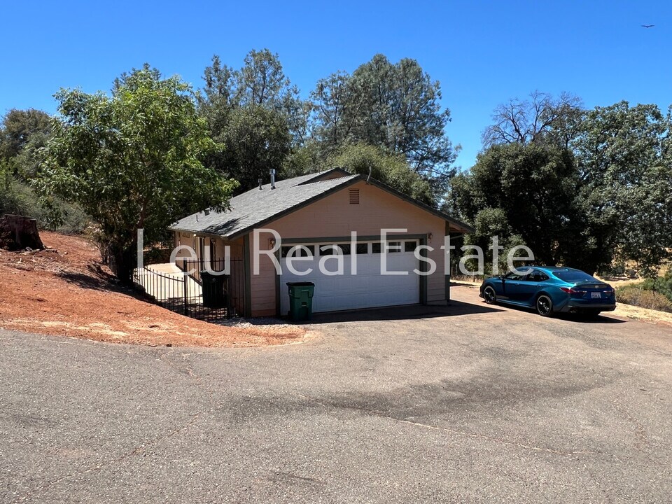 5270 Bonnie Lou Ln in Diamond Springs, CA - Building Photo