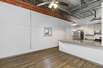 612 W Texas Ave in Baytown, TX - Building Photo - Building Photo