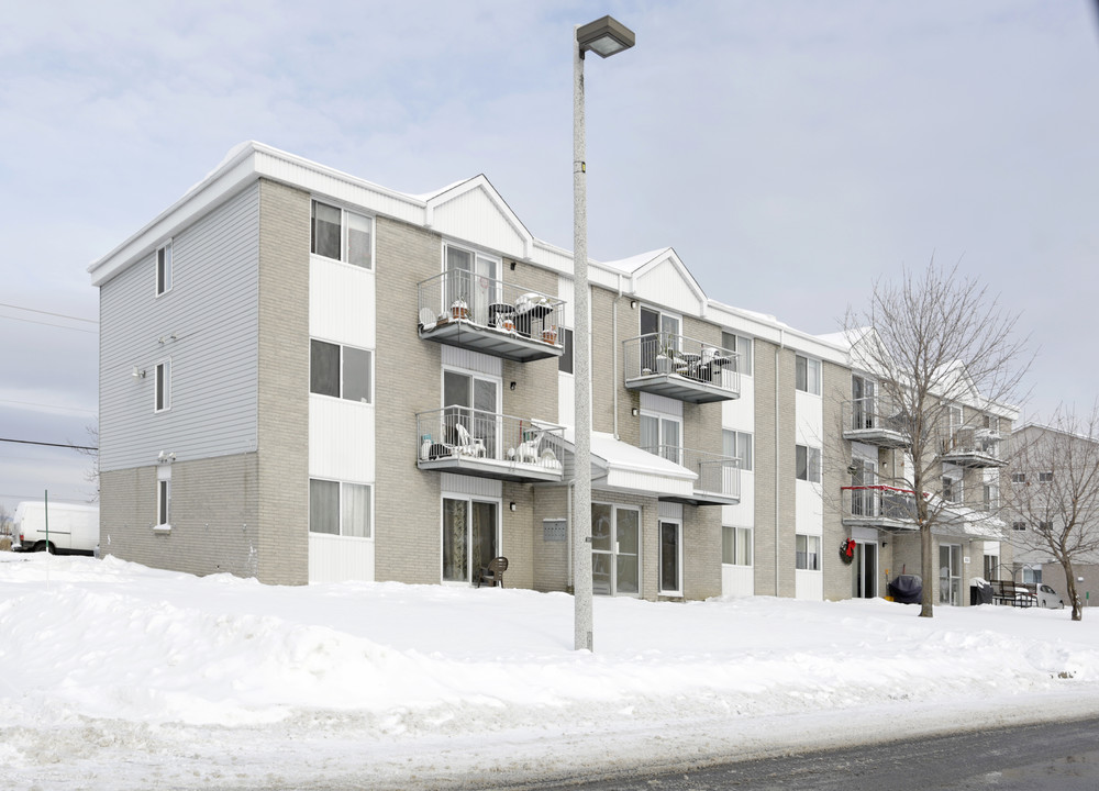 2632 Du Manoir St in Vaudreuil-dorion, QC - Building Photo