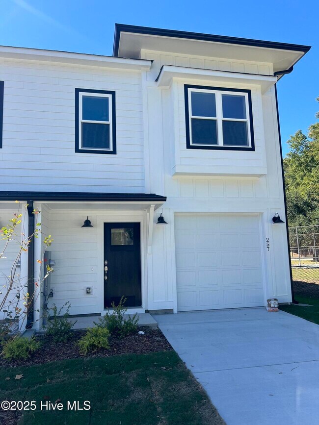257 Townhome Ln in Southern Pines, NC - Foto de edificio - Building Photo