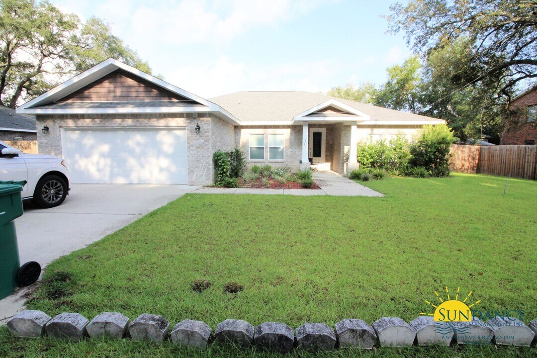 107 Eccles Rd in Fort Walton Beach, FL - Building Photo