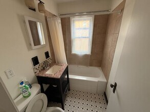 3715 N Oakland Ave, Unit 4 in Shorewood, WI - Building Photo - Building Photo