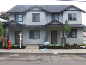 38262 Hood St in Sandy, OR - Foto de edificio - Other