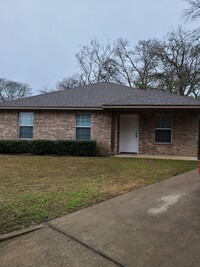 216 Lynn St in Nacogdoches, TX - Foto de edificio - Building Photo