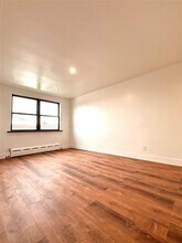 60-66-66 75th St in Queens, NY - Foto de edificio - Building Photo