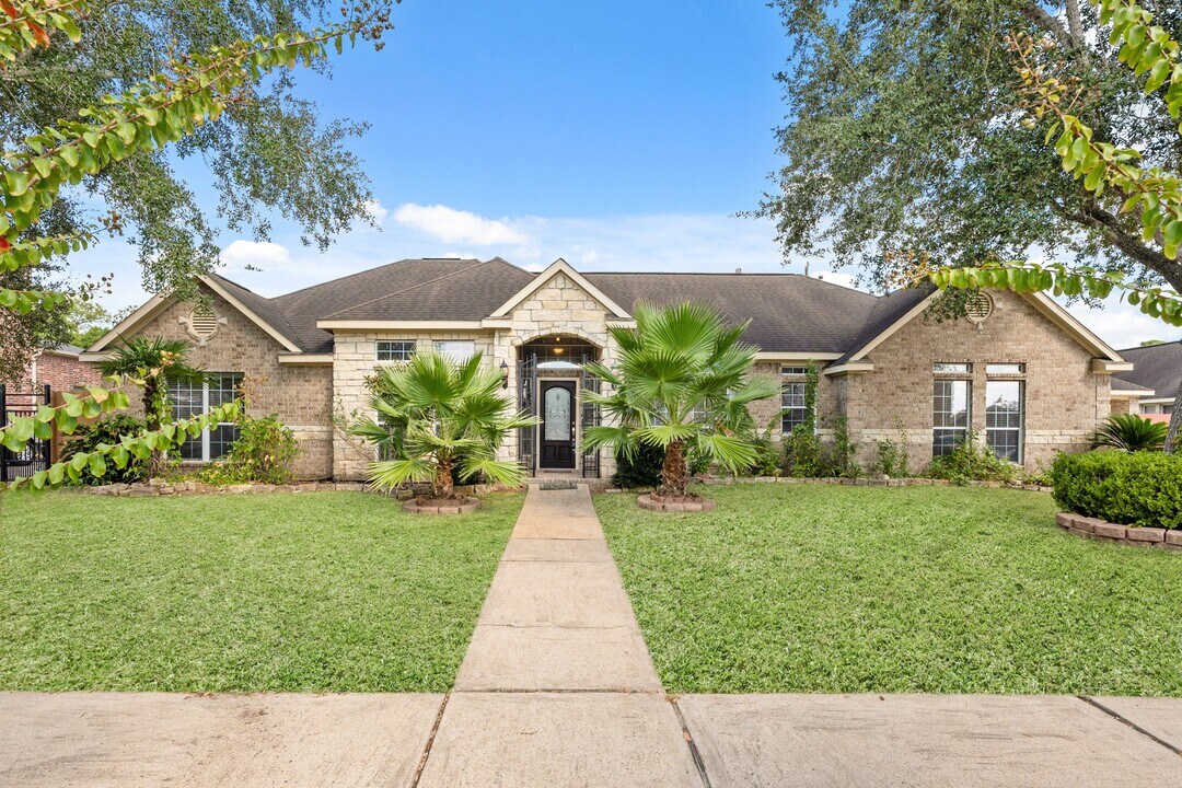 3303 Hickory Knoll Dr in Pearland, TX - Building Photo