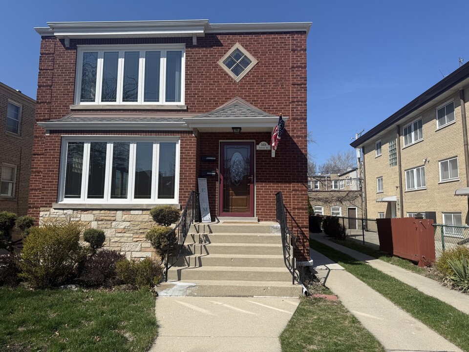 5408 W Sunnyside Ave in Chicago, IL - Foto de edificio