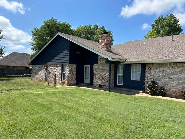 607 N Robin Way in Mustang, OK - Foto de edificio - Building Photo