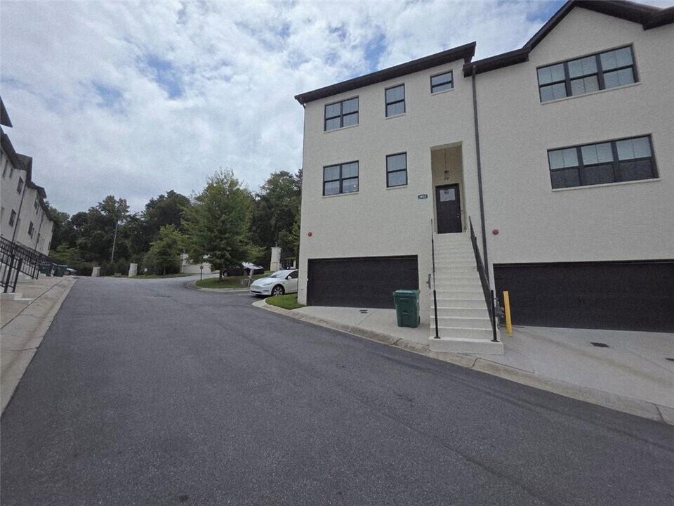 8020 Linfield Way in Sandy Springs, GA - Building Photo