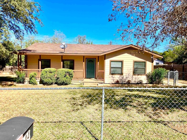 144 W Hickory Dr in Marble Falls, TX - Building Photo