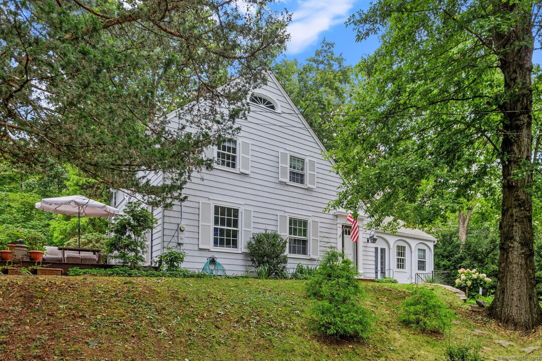 11 Cranbury Rd in Norwalk, CT - Building Photo