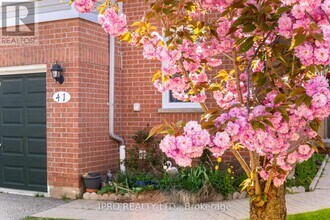 5659-5659 Glen Erin Dr in Mississauga, ON - Building Photo - Building Photo