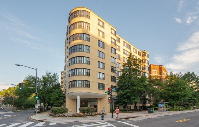 Connecticut House Apartments in Washington, DC - Foto de edificio - Building Photo