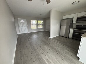 169 Golf Club Ln in Venice, FL - Foto de edificio - Building Photo