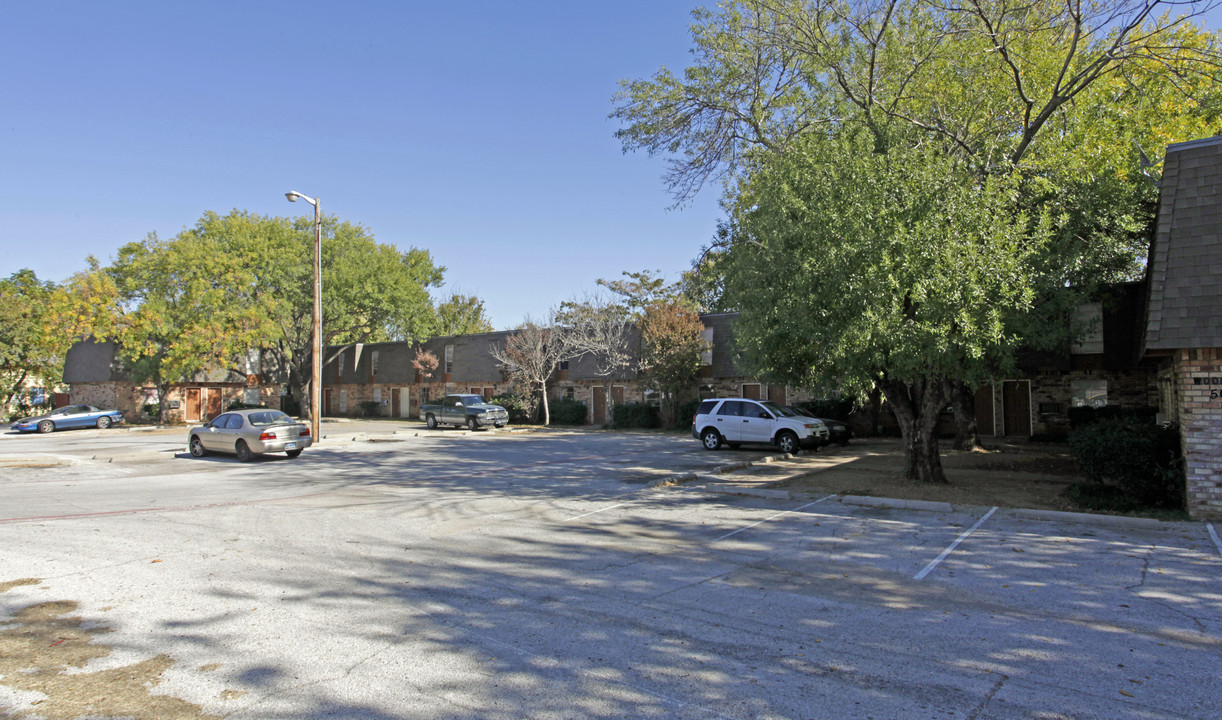 507 N Elm St in Arlington, TX - Building Photo