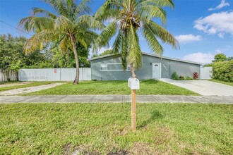 3621 SW 35th St in West Park, FL - Foto de edificio - Building Photo