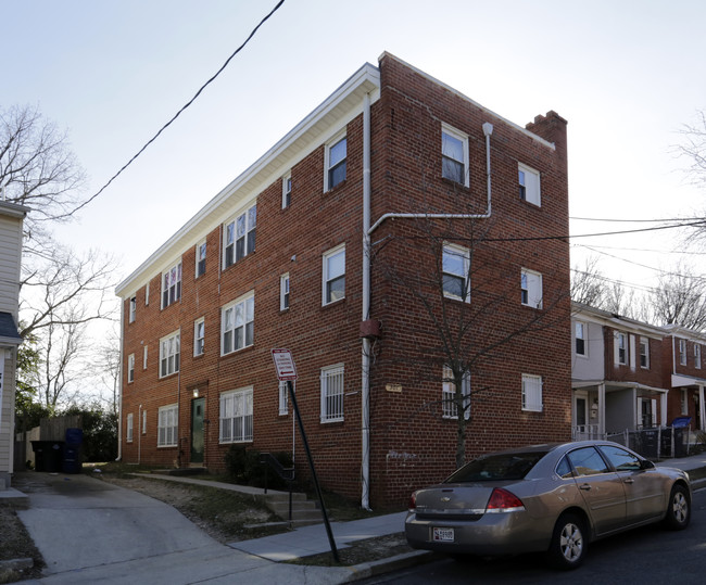 301 56th St NE in Washington, DC - Foto de edificio - Building Photo