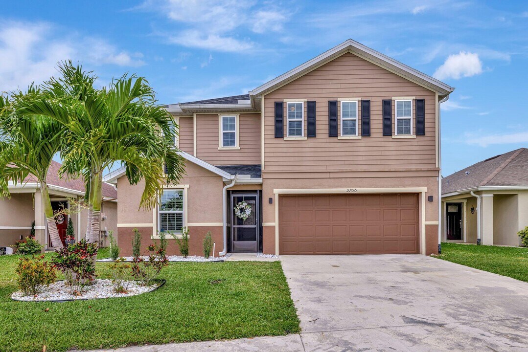5700 NW Pine Trail Cir in Port St. Lucie, FL - Building Photo