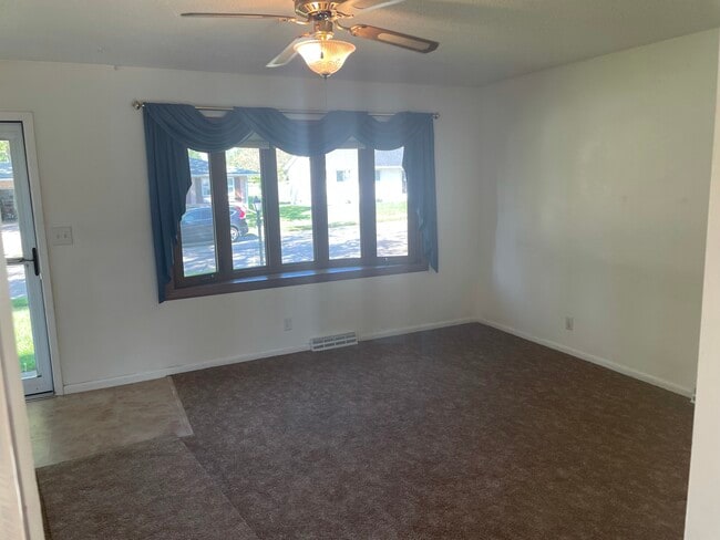 4625 Candlelight Dr in Davenport, IA - Foto de edificio - Building Photo