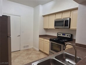 9620 W Russell Rd in Las Vegas, NV - Foto de edificio - Building Photo