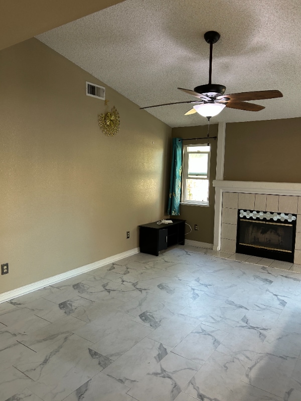 9110 Sonoma Way in Bakersfield, CA - Foto de edificio - Building Photo