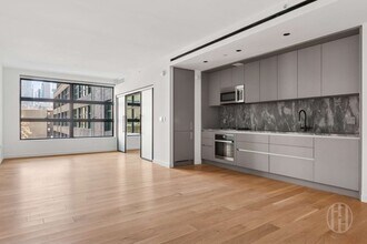 547 W 47th St in New York, NY - Building Photo - Building Photo