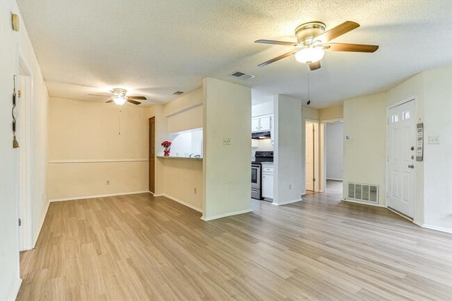 10616 Mellow Ln in Austin, TX - Building Photo - Building Photo