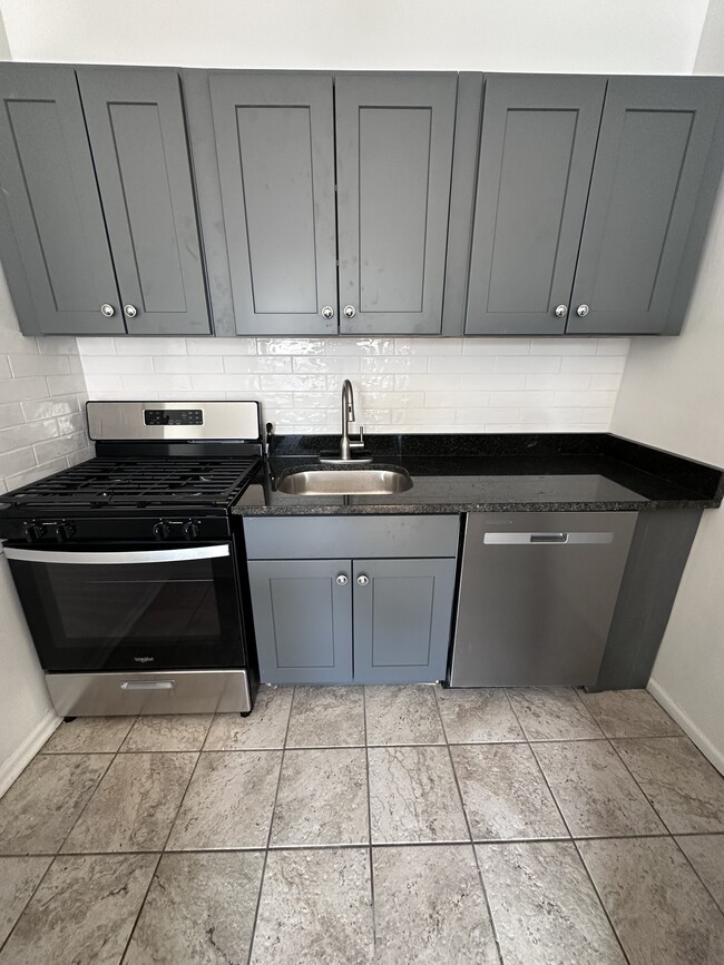 5668 N Ridge Ave, Unit 2N