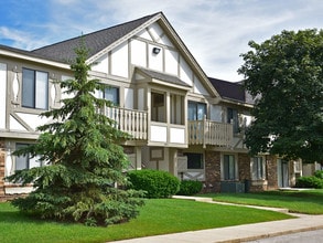 Great Oaks Apartments in Rockford, IL - Foto de edificio - Building Photo