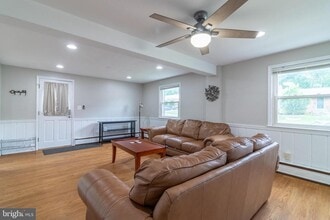 10305 Beaumont St in Fairfax, VA - Foto de edificio - Building Photo