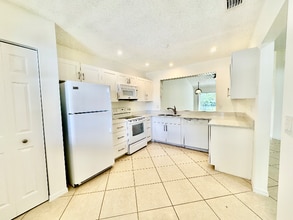 709 Landover Cir in Naples, FL - Building Photo - Building Photo