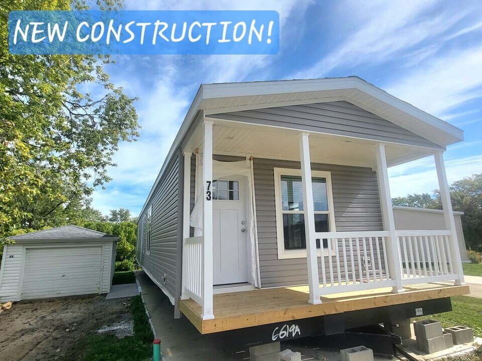 73 Meadowlark Ln in Beecher, IL - Building Photo