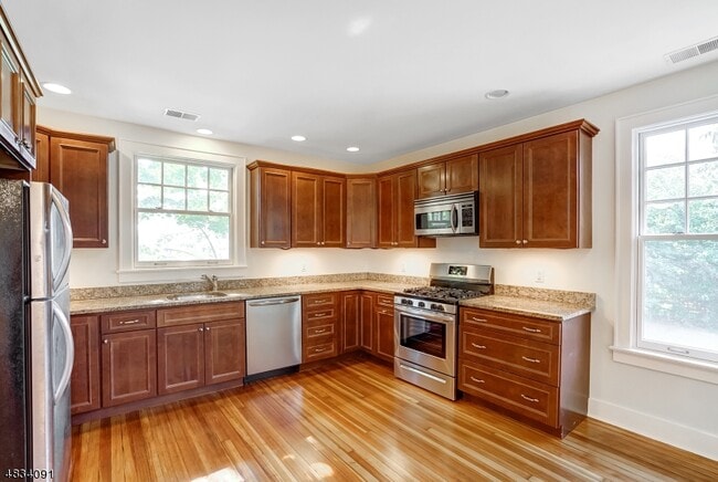 159 Walnut St in Montclair, NJ - Building Photo - Building Photo