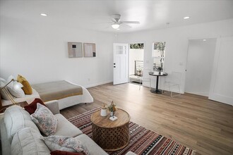 4300 Gateway Ave in Los Angeles, CA - Building Photo - Interior Photo