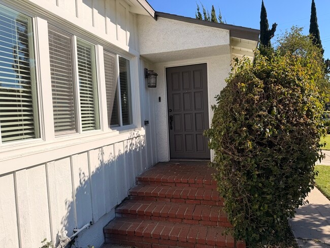 5840 Allott Ave in Van Nuys, CA - Foto de edificio - Building Photo