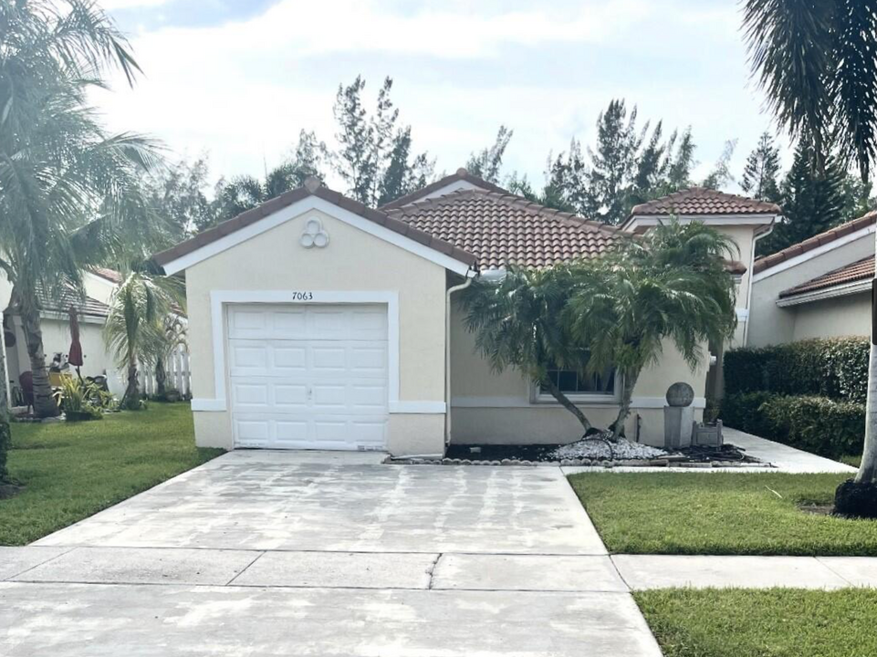 7063 Burgess Dr in Greenacres, FL - Foto de edificio