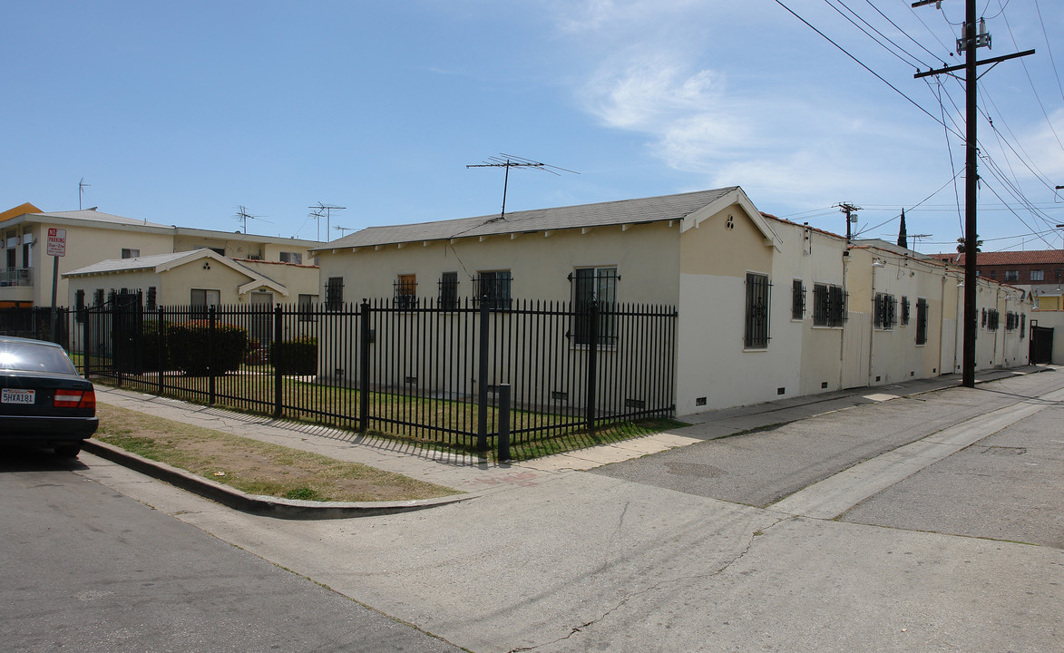 1051 N Ardmore Ave in Los Angeles, CA - Building Photo